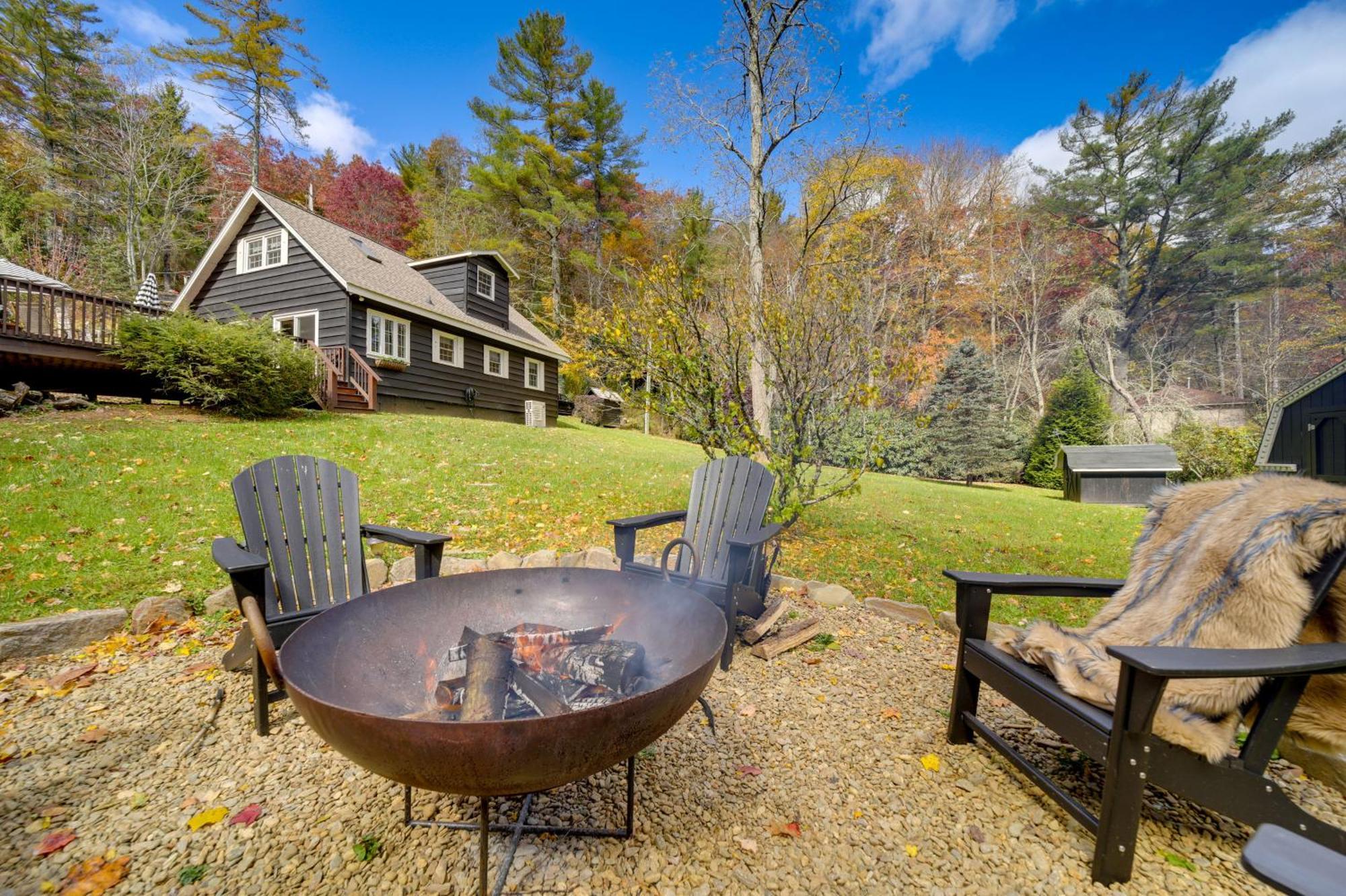 Enchanting Highlands Cottage With Pond And Falls! Eksteriør billede